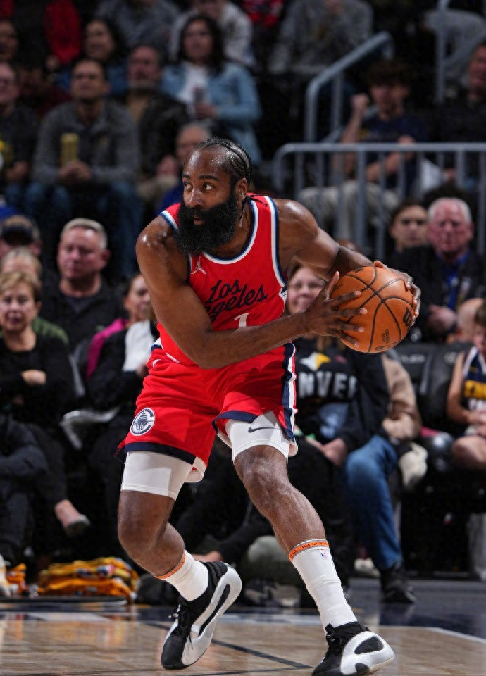 爱游戏ayx国际比赛日NBA季后赛传出新动向，新奥尔良鹈鹕临场应变，管理层表态——质疑声仍在，临场指挥获称赞的简单介绍